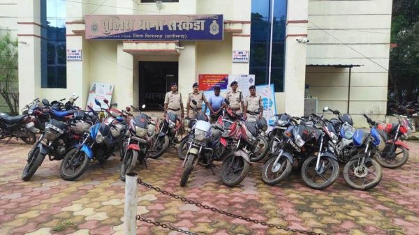वसूली के लिए धमकी, सूदखोर गिरफ्तार, गिरवी रखे 19 बाइक बरामद