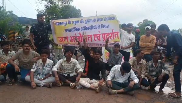 चक्काजाम में फंसा मंत्री का काफिला, 12 छात्र गिरफ्तार