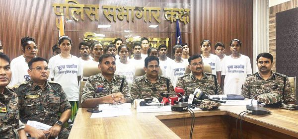 सवा करोड़ के 23 ईनामी नक्सलियों का समर्पण