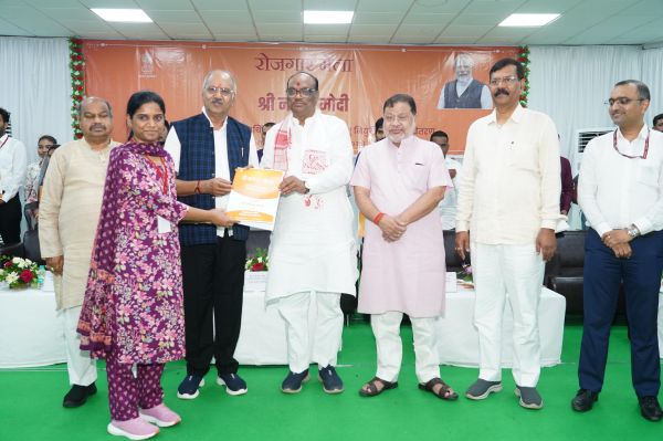 रोजगार मेले में सांसद अग्रवाल ने अभ्यर्थियों को सौंपे नियुक्ति पत्र