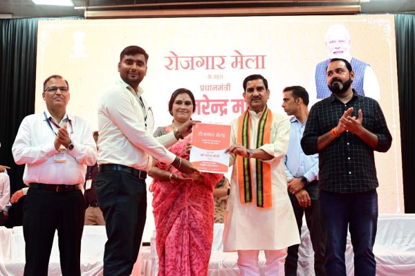 केंद्र का रोजगार मेला: 185 युवाओं मंत्री तोखन ने सौंपा नियुक्ति पत्र