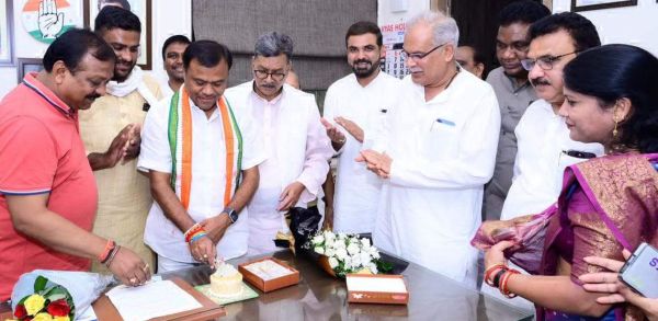 बैज ने एक दिन पहले मनाया अपना जन्मदिन..