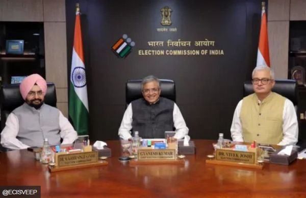 बिहार चुनाव से ठीक पहले वोटर लिस्ट रिवीजन और दस्तावेजों की मांग पर उठते सवाल