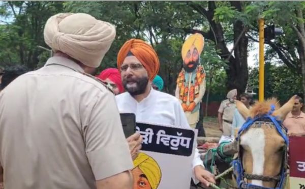 अमृतसर को पवित्र नगरी घोषित करने की मांग पर भाजपा का प्रदर्शन, हिरासत में कई नेता 