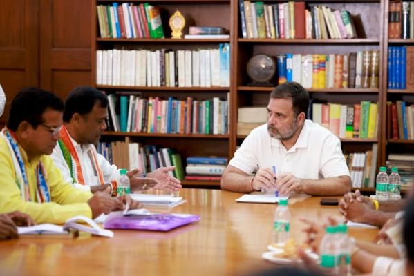 आदिवासी इलाकों में खदान आबंटन-जनगणना पर राहुल ने की चर्चा