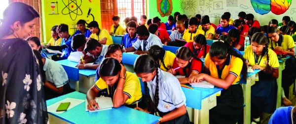 आत्मानंद विद्यालय में नि:शुल्क अंग्रेजी ग्रामर परीक्षा का त्रिभुवन उपाध्याय फाउंडेशन ने किया आयोजन