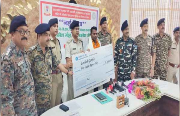 लातेहार में पांच लाख के इनामी नक्सली लवलेश गंझू ने किया सरेंडर 