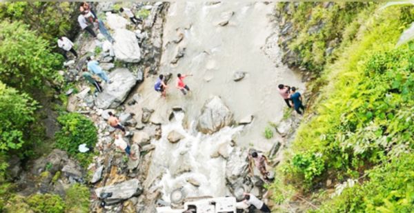पिथौरागढ़ में मैक्स गाड़ी खाई में गिरी, आठ की मौत, तीन घायल 