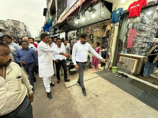 एवरग्रीन चौक से चिकनी मन्दिर तक के दुकानदारों को सामान दुकान के भीतर रखने के निर्देश 