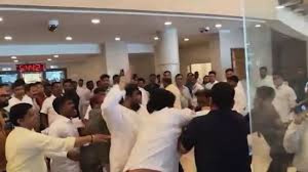 महाराष्ट्र विधानसभा परिसर में हंगामा, बीजेपी और एनसीपी समर्थकों के बीच हाथापाई