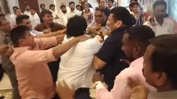 विधान भवन के बाहर प्रदर्शन कर रहे जितेंद्र आव्हाड को पुलिस ने बलपूर्वक हटाया
