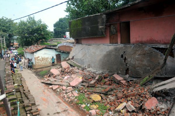 झारखंड में स्कूल भवन की छत गिरने से एक व्यक्ति की मौत, तीन अन्य घायल
