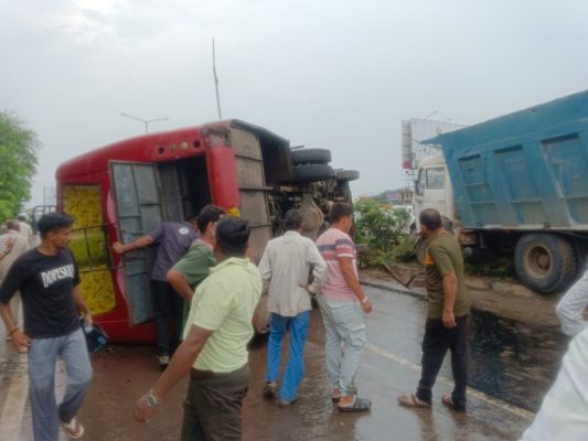 जोरा माल के पास दुर्घटना, बस-कार, हाइवा भिड़े