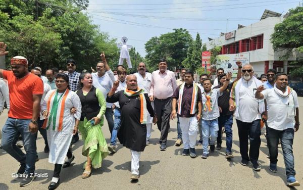  ईडी के खिलाफ में कांग्रेस का प्रदर्शन, नेहरू चौक पर फूंका पुतला