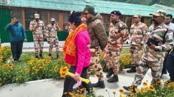 कैलाश मानसरोवर यात्रा के दौरान घोड़े से गिरीं मीनाक्षी लेखी