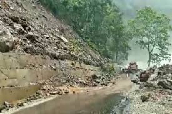जम्मू कश्मीर के रियासी में वैष्णो देवी मार्ग पर भूस्खलन, चार तीर्थयात्री घायल