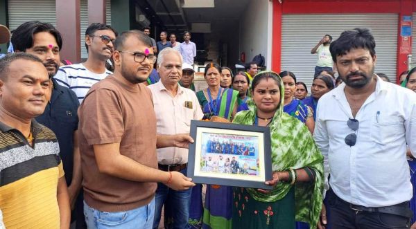 स्वच्छता पुरस्कार के नायकों को मिठाई खिलाकर दी बधाई, लक्ष्य रखा नंबर वन में पहुंचने का