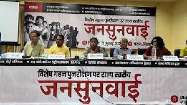 बिहार: एसआईआर की जनसुनवाई में कई लोग बोले- हम काग़ज़ कहाँ से लाएं?