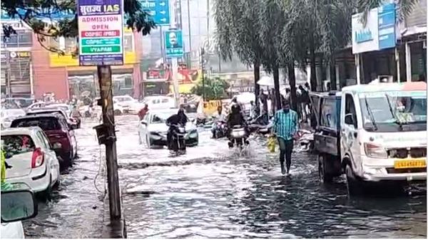 जगह जगह जल भराव से आफिस जाने वाले परेशान रहे