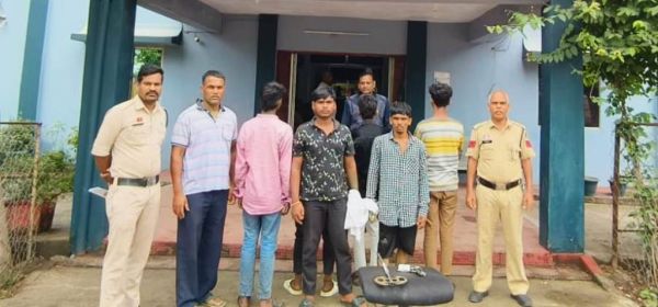 आधी रात कावड़ियों के रास्ते पर डीजे में नाचते, पिस्टल और फरसा लहराने लगे