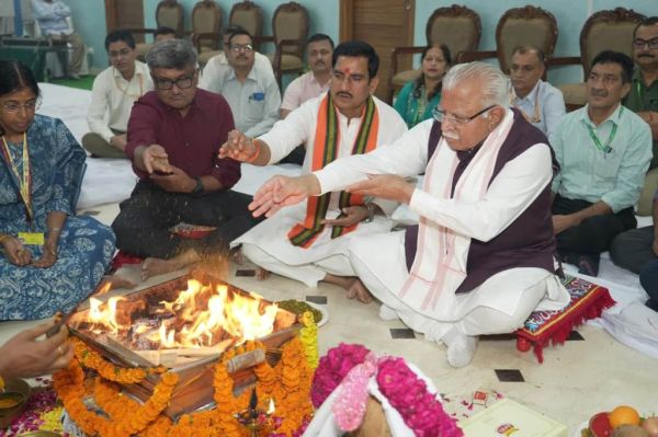 राज्य मंत्री तोखन साहू ने नए कार्यालय भवन में पूजा-अर्चना की  