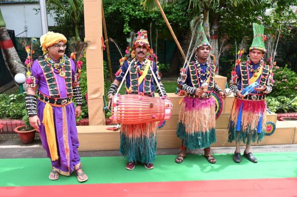 सीएम  हाउस में हरेली उत्सव: लोक यंत्रों के साथ सुंदर नाचा का हो रहा आयोजन