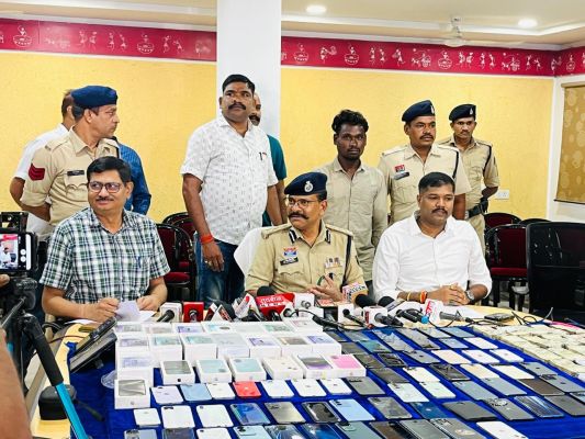 हाफ मर्डर का आरोपी छोटे भाई के साथ मोबाइल लूटा, दोनों गिरफ्तार 