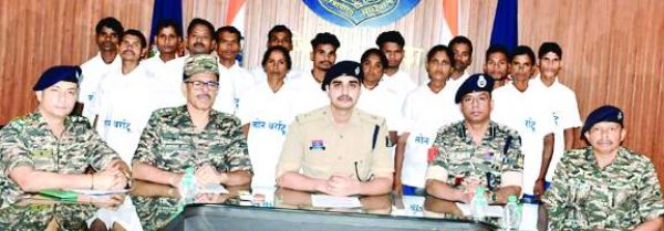 17 लाख के 5 ईनामी सहित 16 नक्सलियों का समर्पण