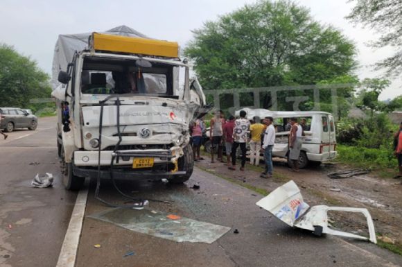 ट्रक से टकराई वैन: एकलव्य विद्यालय कटघोरा की दो शिक्षिकाओं की मौत, कई घायल