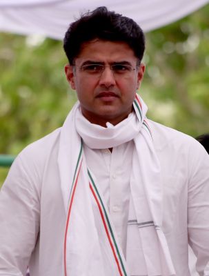 चैतन्य से मिलने कल आ रहे पायलट