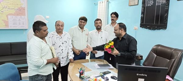 रेल कर्मियों ने मांगी बेहतर स्वास्थ्य सुविधाएं, निदेशक से भेंट कर दिया ज्ञापन 