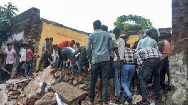 राजस्थान: सरकारी स्कूल की छत गिरने से सात बच्चों की मौत, परिजनों का प्रदर्शन
