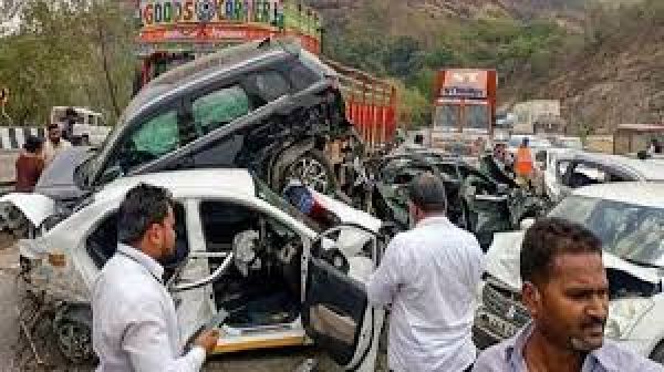 मुंबई-पुणे द्रुतगामी राजमार्ग पर ब्रेक फेल होने के बाद ट्रक ने कई वाहनों को मारी टक्कर, एक की मौत
