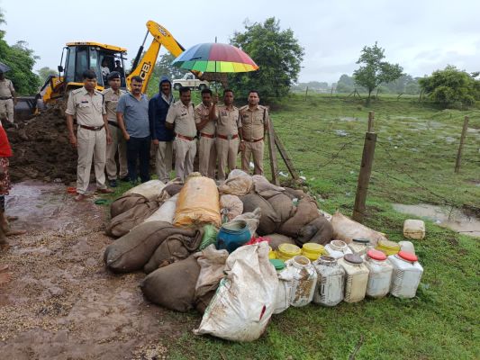 दुर्ग जिले के एक गांव में बन रही थी अवैध शराब, पुलिस पहुंची, भागे आरोपी, 30 लीटर शराब, 5 क्विंटल महुआ जब्त 