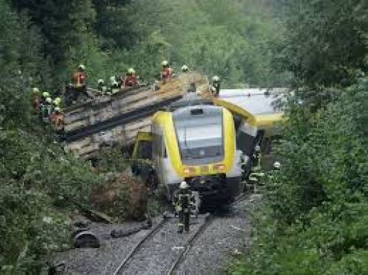 जर्मनी में पटरी से उतरी ट्रेन, तीन लोगों की मौत और कई घायल