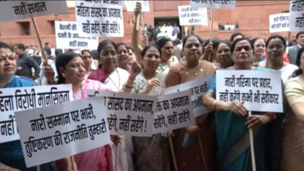 डिंपल यादव के अपमान पर एनडीए सांसदों का फूटा गुस्सा, संसद परिसर में मौलाना रशिदी के खिलाफ किया प्रदर्शन 