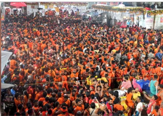 कांधे पर कांवड़ और जुबां पर 'बोल बम' का नारा, सावन की तीसरी सोमवारी पर देवघर में उमड़े शिवभक्त