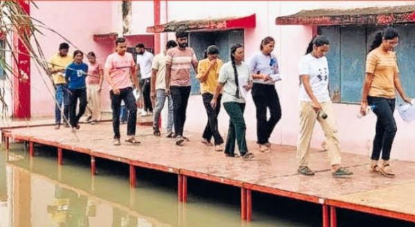  व्यापमं की आबकारी आरक्षक परीक्षा में अफरा-तफरी, रैम्प पार करते हुए परीक्षार्थी शामिल 