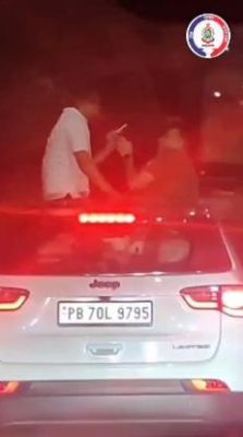VIDEO: ओपन रूफ जीप में सिगरेट के छल्ले बना रहे अधेड़ पकड़ाए, थाने से लड़खड़ाते निकले