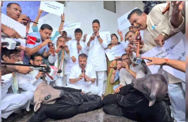 मध्य प्रदेश विधानसभा परिसर में कांग्रेस विधायकों ने बजाई बीन