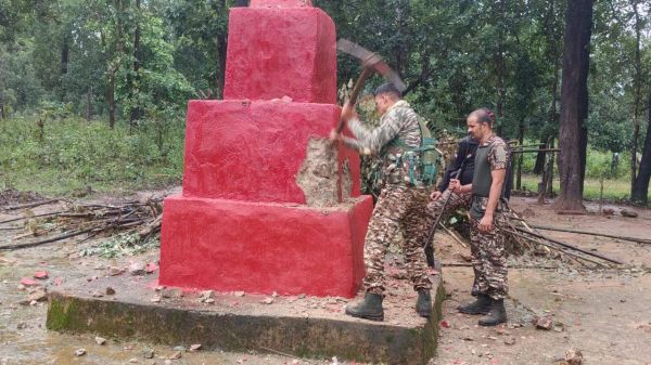 शहीदी सप्ताह के पहले दिन जवानों ने चार नक्सली स्मारक किए ध्वस्त