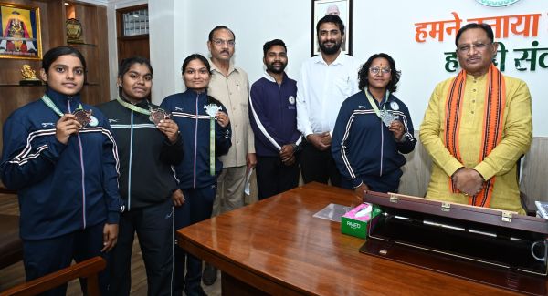 किक बॉक्सिंग पदक विजताओं से मिले सीएम
