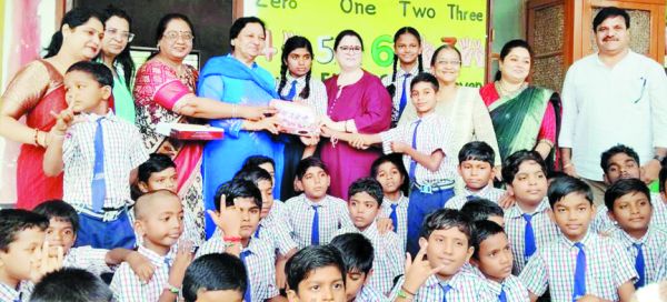 वोकल फॉर लोकल के तहत महिला कैट ने रक्षाबंधन पर संस्थानों में राखियों एवं मिठाइयों का किया वितरण