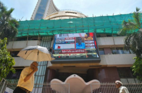 सेंसेक्स 585 अंक फिसलकर बंद, फार्मा इंडेक्स 3 प्रतिशत से अधिक गिरा 