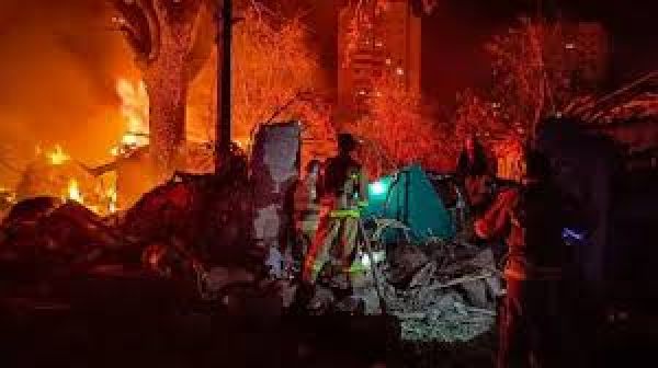 यूक्रेन और रूस के हमलों में काला सागर के नज़दीक घरों और तेल डिपो को निशाना बनाया गया