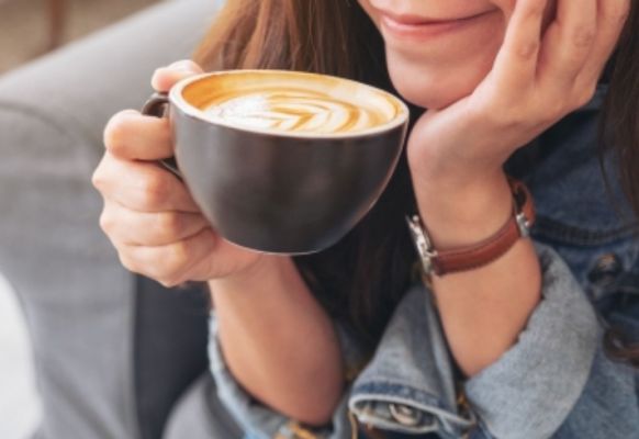 महिलाओं की सेहत के लिए सही नहीं रात में कॉफी पीना : शोध
