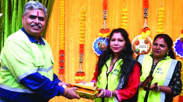हस्तनिर्मित राखियां बांध स्वसहायता समूह ने बालको की नि:स्वार्थ सेवा पर जताया आभार