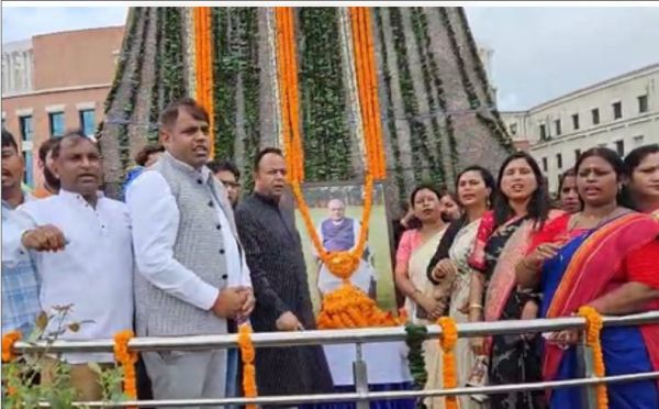 झारखंड : अटल बिहारी वाजपेयी की पुण्यतिथि पर भाजपा नेताओं ने किया नमन, योगदान को सराहा 