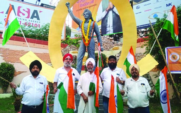 छग सिक्ख समाज ने शहीदों के सम्मान में रायपुर भगत सिंह चौक पर लहराया तिरंगा