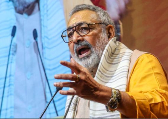 एनसीईआरटी बुक विवाद: गिरिराज का कांग्रेस पर तंज, ' जेब में नकली संविधान की कॉपी लेकर चलते हैं ये'